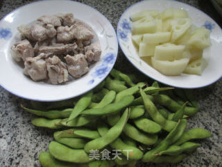毛豆莲藕排骨汤的做法步骤：1