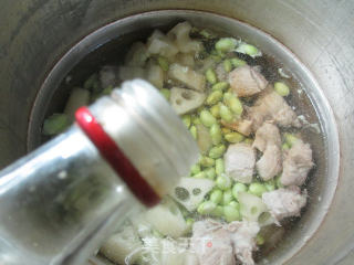 毛豆莲藕排骨汤的做法步骤：5
