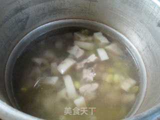 毛豆莲藕排骨汤的做法步骤：7