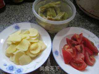 番茄羊尾笋土豆汤的做法步骤：1