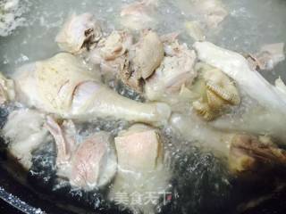老鸭花胶盅的做法步骤：2