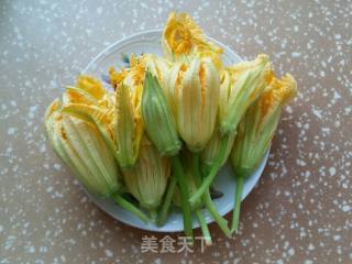 #南瓜花系列之三#酥炸南瓜花的做法步骤：1