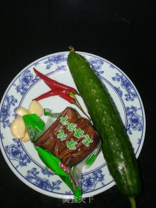 五香豆干拌黄瓜的做法步骤：1