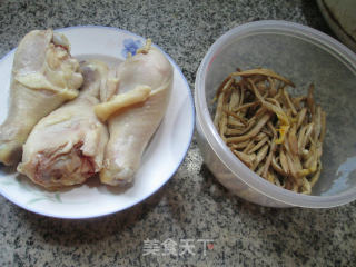 黄花菜鸡腿汤的做法步骤：1