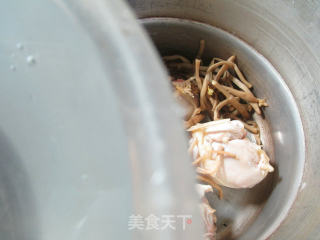 黄花菜鸡腿汤的做法步骤：3
