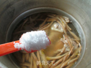黄花菜鸡腿汤的做法步骤：7
