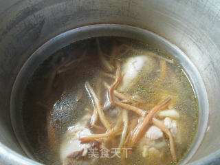 黄花菜鸡腿汤的做法步骤：8