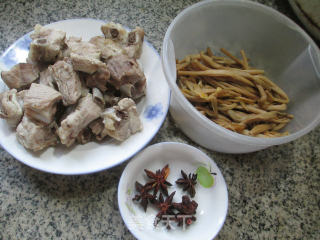 黄花菜烧排骨的做法步骤：1