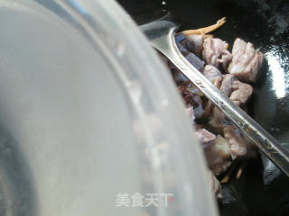 黄花菜烧排骨的做法步骤：4