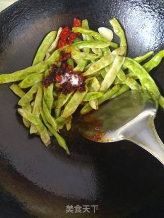 老干妈煸豆角的做法步骤：6