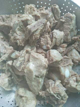 砂锅排骨的做法步骤：1