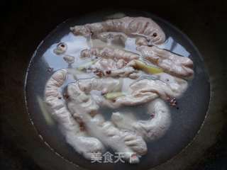 干锅香辣肥肠的做法步骤：2