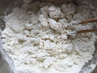 鸡蛋灌饼香肠卷的做法步骤：2