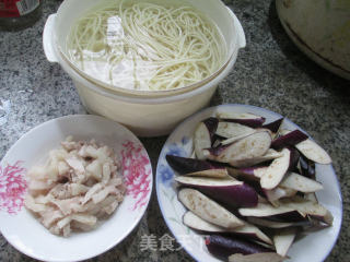 肉丝茄子炒面的做法步骤：1
