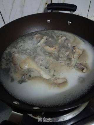 山药胡萝卜酸菜老鸭汤的做法步骤：2