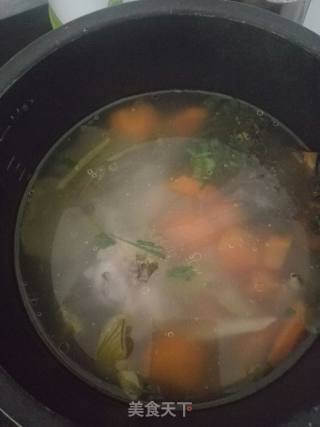 山药胡萝卜酸菜老鸭汤的做法步骤：4