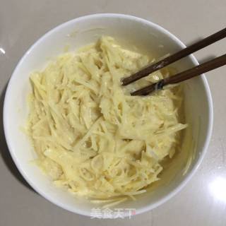 土豆丝鸡蛋饼的做法步骤：2