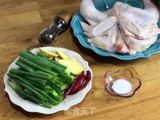 无水葱油童子鸡的做法步骤：1