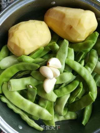 蒜香豆角土豆的做法步骤：1