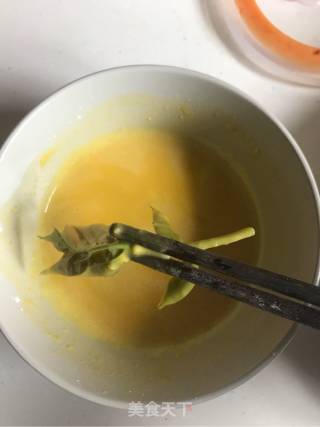 酥脆掉渣的炸香椿芽的做法步骤：5