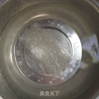 海鲜菇丝瓜粉丝汤的做法步骤：1