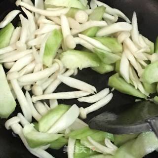 海鲜菇丝瓜粉丝汤的做法步骤：2