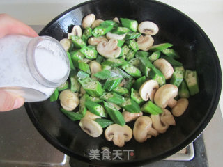 秋葵炒口蘑的做法步骤：6