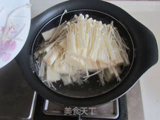 彩椒拌金针菇的做法步骤：2