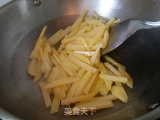 孜然土豆条炒香肠的做法步骤：4