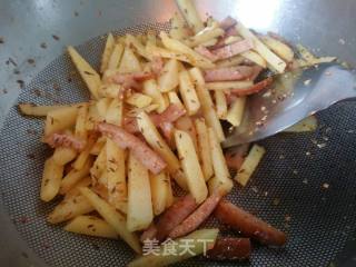孜然土豆条炒香肠的做法步骤：6