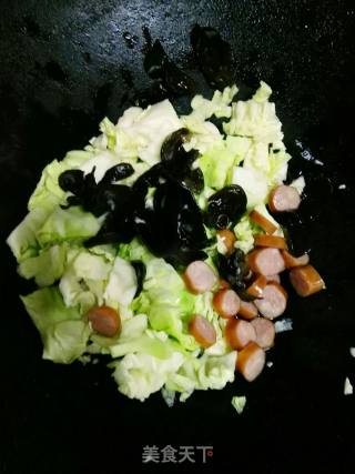 脆肠木耳卷心菜的做法步骤：3