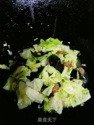 脆肠木耳卷心菜的做法步骤：6