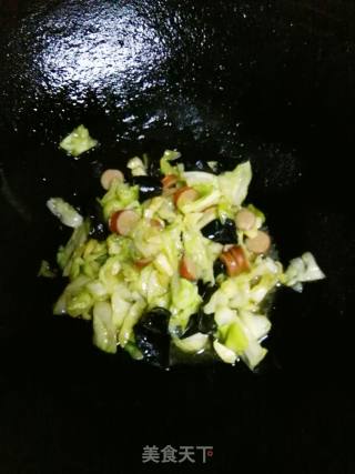 脆肠木耳卷心菜的做法步骤：7
