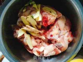 家常辣椒炒鸡的做法步骤：1