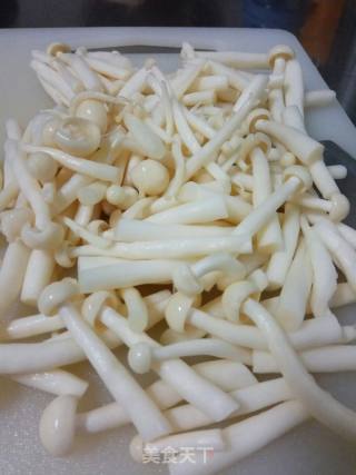 海鲜菇粉蒸排骨的做法步骤：1