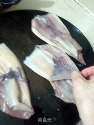 双椒炒鱿鱼的做法步骤：1