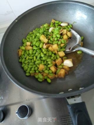 土豆烧毛豆的做法步骤：1