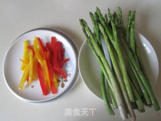 彩椒炒芦笋的做法步骤：1