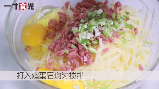 土豆丝饼的做法步骤：2
