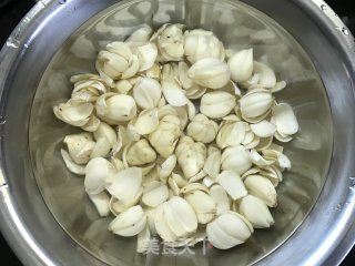 冰糖玫瑰百合的做法步骤：1