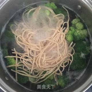 西兰花木耳拌云丝的做法步骤：2
