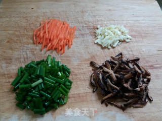 香菇瘦肉炒面的做法步骤：1