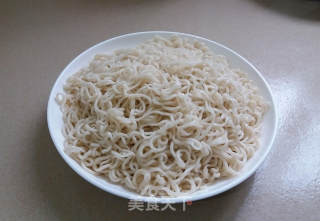 香菇瘦肉炒面的做法步骤：3