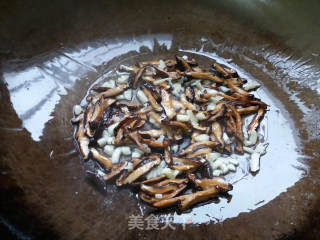 香菇瘦肉炒面的做法步骤：5