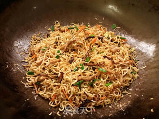 香菇瘦肉炒面的做法步骤：9