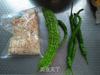 苦瓜炒虾皮的做法步骤：1