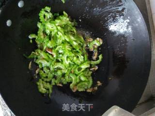 苦瓜炒虾皮的做法步骤：4