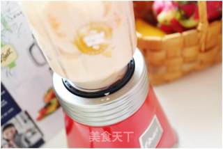 【Oster食谱】夏日特饮NO1：维C满满芒果香橙奶昔的做法步骤：3