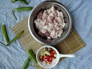 香辣五花肉烧豌豆的做法步骤：2