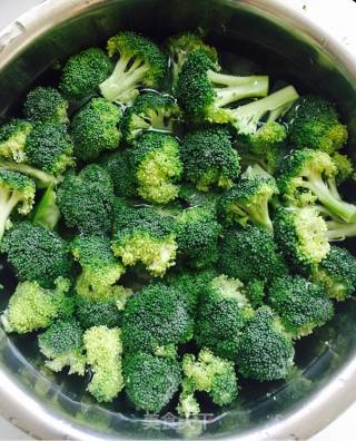 蒜香西兰花炒虾球的做法步骤：1